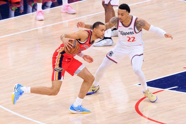 March 1, 2026, Inglewood, California, USA: Jordan Miller 22 of the Los Angeles Clippers defends against Bryce McGowens 11 of the New Orleans Pelicans as he drives to the basket during their 2026 NBA, Basketball Herren, USA regular season game on Sunday March 1, 2026 at Intuit Dome Arena in Inglewood, California. JAVIER ROJAS PI Inglewood USA - ZUMAp124 20260301_zaa_p124_023 Copyright: xJavierxRojasx
