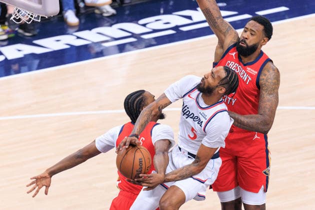 March 1, 2026, Inglewood, California, USA: Derrick Jones Jr. 5 of the Los Angeles Clippers is stopped by Herbert Jones 2 of the New Orleans Pelicans as he drives to the basket during their 2026 NBA, Basketball Herren, USA regular season game on Sunday March 1, 2026 at Intuit Dome Arena in Inglewood, California. JAVIER ROJAS PI Clippers Vs. Pelicans  - ZUMAp124 20260301_zaa_p124_015 Copyright: xJavierxRojasx