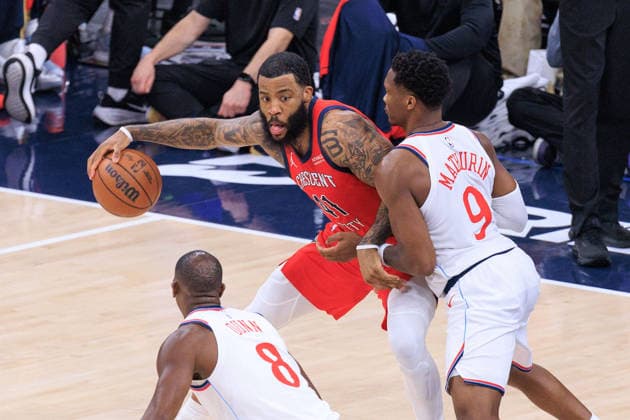 March 1, 2026, Inglewood, California, USA: Bennedict Mathurin 9 and Kris Dunn 8 of the Los Angeles Clippers defend against Saddiq Bey 41 of the New Orleans Pelicans during their 2026 NBA, Basketball Herren, USA regular season game on Sunday March 1, 2026 at Intuit Dome Arena in Inglewood, California. JAVIER ROJAS PI Clippers Vs. Pelicans  - ZUMAp124 20260301_zaa_p124_025 Copyright: xJavierxRojasx