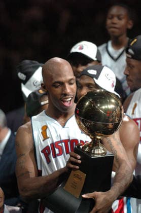 Jun 15, 2004; Auburn Hills, MI, USA; The Detroit Pistons won their first NBA, Basketball Herren, USA title for 14 years after producing a dominant display over the Los Angeles Lakers on Tuesday night. A 100-87 victory gave them a 4-1 win in the finals leaving the last two games redundant. It was their first win in the basketball competition since they beat the Portland Trail Blazers by the same 4-1 margin in 1990. Picture shows CHAUNCEY BILLUPS with the MVP trophy Auburn Hills Michigan USA Copyright: xDavidxCoatesx