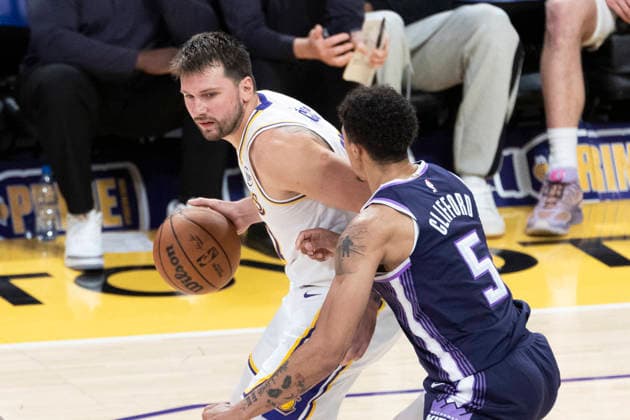 March 1, 2026, Los Angeles, California, USA: Los Angeles LakersÃ¢â‚¬â ¢ Luka DonÄÂiÄ¡ (77) is defended by Sacramento KingsÃ¢â‚¬â ¢ Nique Clifford (5) during an NBA, Basketball Herren, USA basketball game at Crypto.com Arena on Sunday, March 1, 2026 in Los Angeles. Los Angeles USA - ZUMAc68_ 20260301_zaf_c68_039 Copyright: xRingoxChiux