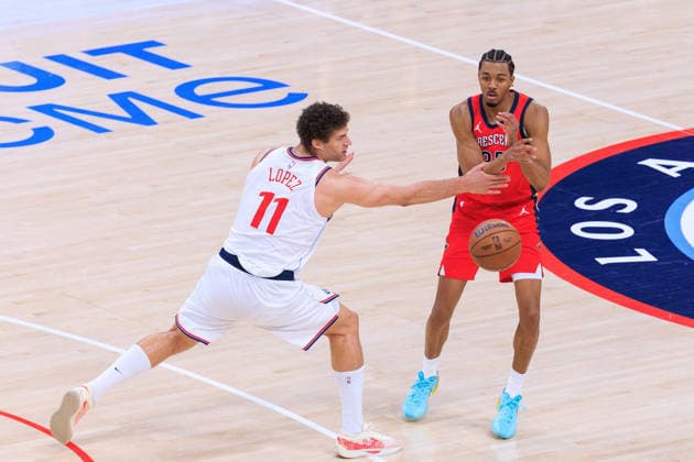 March 1, 2026, Inglewood, California, USA: Brook Lopez 11 of the Los Angeles Clippers tries to block a pass by Trey Murphy III 25 of the New Orleans Pelicans during their 2026 NBA, Basketball Herren, USA regular season game on Sunday March 1, 2026 at Intuit Dome Arena in Inglewood, California. JAVIER ROJAS PI Clippers Vs. Pelicans  - ZUMAp124 20260301_zaa_p124_039 Copyright: xJavierxRojasx