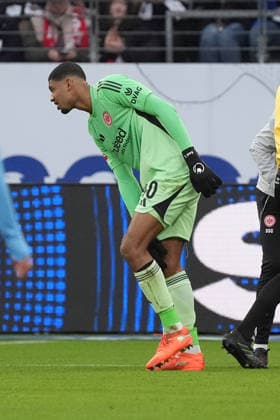 Torwart Kaua Santos (Eintracht Frankfurt) hat sich verletzt nach Zusammenprall mit Ex-Eintrachtler Igor Matanovic (SC Freiburg, 31) und muss ausgewechselt werden - Frankfurt 01.03.2026: Eintracht Frankfurt vs. SC Freiburg, Deutsche Bank Park, 24. Spieltag Bundesliga