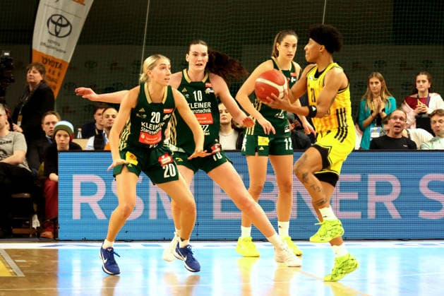 DEU, easyCredit DBBL, ALBA vs. Rutronik Stars Keltern, 01.03.2026, Soemmeringhalle, Berlin, DEU, easyCredit DBBL, ALBA vs. Rutronik Stars Keltern, im Bild Deeshyra Thomas (ALBA Berlin 21), k20 , Maud Huijbens (Rutronik Stars Keltern 10), Ana Mandic (Rutronik Stars Keltern 12)