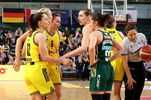 DEU, easyCredit DBBL, ALBA vs. Rutronik Stars Keltern, 01.03.2026, Soemmeringhalle, Berlin, DEU, easyCredit DBBL, ALBA vs. Rutronik Stars Keltern, im Bild ALBA-Spielerinnenkreis, Lena Gohlisch (ALBA Berlin 12), Karina Konstantinova (Rutronik Stars Keltern 33)