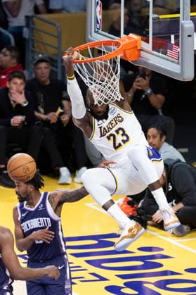 (260302) -- LOS ANGELES, March 2, 2026 -- Los Angeles Lakers LeBron James (R) dunks during the 2025-2026 NBA, Basketball Herren, USA regular season basketball game between Los Angeles Lakers and Sacramento Kings in Los Angeles, the United States, March 1, 2026. (Photo by Xinhua) (SP) U.S.-LOS ANGELES-BASKETBALL-NBA-LAKERS VS KINGS RingoxChiu 