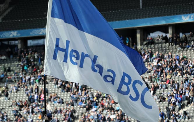 Herthafahne, spärlich besetzte Zuschauerränge Symbolbild Fußball Fussball DFL 2. Bundesliga Herren 24. Spieltag Saison 2025 2026 01.03.2026 Hertha BSC Berlin vs. 1.FC Nürnberg FCN DFL regulations prohibit any use of photographs as image sequences and or quasi-video
