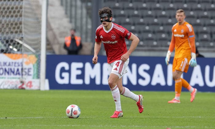 Fabio Gruber mit Maske am Ball Einzelbild Freisteller Aktion Fußball Fussball DFL 2. Bundesliga Herren 24. Spieltag Saison 2025 2026 01.03.2026 Hertha BSC Berlin vs. 1.FC Nürnberg FCN DFL regulations prohibit any use of photographs as image sequences and or quasi-video