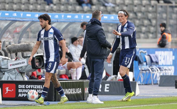Auswechselung Kevin Sessa, Fabian Reese klatscht ab mit Trainer Stefan Leitl Fußball Fussball DFL 2. Bundesliga Herren 24. Spieltag Saison 2025 2026 01.03.2026 Hertha BSC Berlin vs. 1.FC Nürnberg FCN DFL regulations prohibit any use of photographs as image sequences and or quasi-video