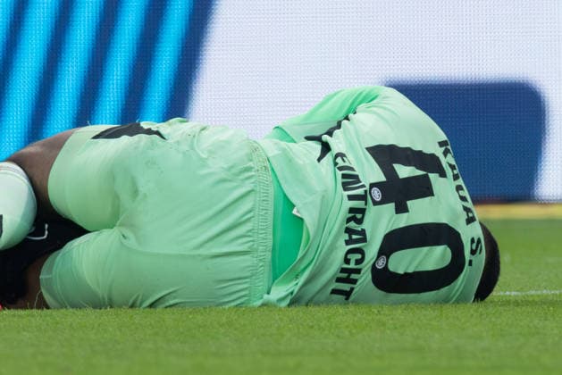 Eintracht Frankfurt - SC Freiburg, 1. FBL Verletzung bei Torwart Kaua Santos (Eintracht Frankfurt, 40). Nach kurzer Behandlung muss er ausgewechselt werden. Bundesligaspiel zwischen Eintracht Frankfurt und SC Freiburg am 1. März 2026 im Deutsche Bank Park in Frankfurt am Main., Frankfurt am Main Hessen Deutschland Deutsche Bank Park