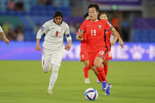 Zahra Ghanbari (9 IR Iran) fight for possession withNog Jin-Young (19 Korea Republic) during the Womens Asian Cup match between Korea Republic and Islamic Republic of Iran at the Gold Coast Stadium in Robina, Australia Copyright: xMatthewxStarlingx xSPPx Sportspressphoto_SPR99820