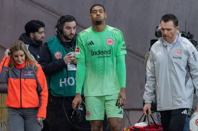 Eintracht Frankfurt - SC Freiburg, 1. FBL Verletzung bei Torwart Kaua Santos (Eintracht Frankfurt, 40). Nach kurzer Behandlung muss er ausgewechselt werden. Bundesligaspiel zwischen Eintracht Frankfurt und SC Freiburg am 1. März 2026 im Deutsche Bank Park in Frankfurt am Main., Frankfurt am Main Hessen Deutschland Deutsche Bank Park