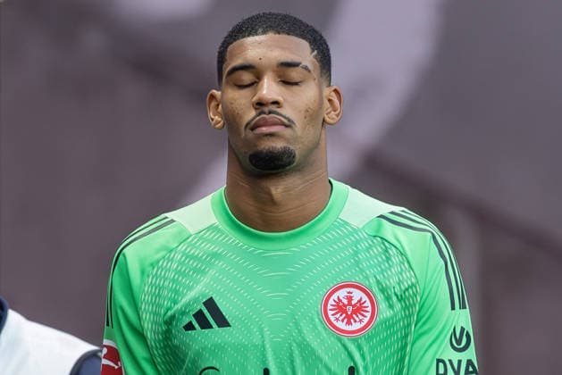 Eintracht Frankfurt - SC Freiburg, 1. FBL Der verletzte Torwart Kaua Santos (Eintracht Frankfurt, 40) verlässt enttäuscht das Spielfeld. Bundesligaspiel zwischen Eintracht Frankfurt und SC Freiburg am 1. März 2026 im Deutsche Bank Park in Frankfurt am Main., Frankfurt am Main Hessen Deutschland Deutsche Bank Park