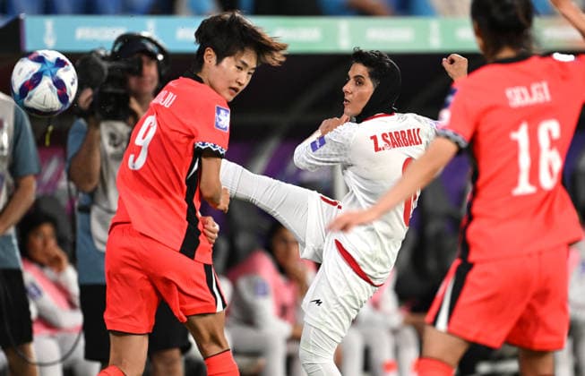 SOCCER ASIAN CUP SOUTH KOREA IRAN, Zahra Sarbali Islamic Republic of Islamic Republic of Iran kicks past Mun Eunju of Korea Republic during the AFC Women™s Asian Cup Group A match between South Korea and Iran at Robina Stadium on the Gold Coast, Monday, March 2, 2026. ( NO ARCHIVING, EDITORIAL USE ONLY GOLD COAST QUEENSLAND AUSTRALIA  Copyright: xDAVExHUNTx 20260302174111161656