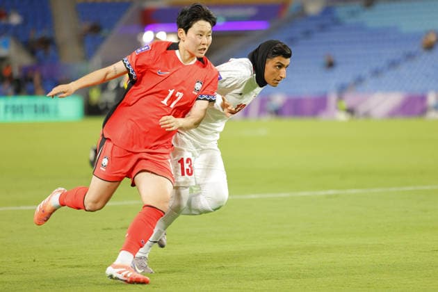 Choi Yoo-Jung (17 Korea Republic) and Fatemeh Amineh (13 IR Iran) battle for the ball during the Womens Asian Cup match between Korea Republic and Islamic Republic of Iran at the Gold Coast Stadium in Robina, Australia Copyright: xMatthewxStarlingx xSPPx Sportspressphoto_SPR99846