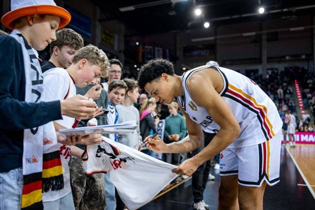 Basketball Bonn 01.03.2026 FIBA Basketball World Cup 2027 European Qualifiers Deutschland (GER) - Kroatien (CRO) Jack Kayil (Deutschland, No.02) mit Fans Autogramm *** Basketball Bonn 01 03 2026 FIBA Basketball World Cup 2027 European Qualifiers Germany GER Croatia CRO Jack Kayil Germany, No 02 with fans Autograph