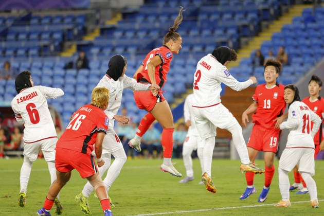 Casey Phair (6 Korea Republic) heads the ball with Atefeh Imani (2 IR Iran) defending during the Womens Asian Cup match between Korea Republic and Islamic Republic of Iran at the Gold Coast Stadium in Robina, Australia Copyright: xMatthewxStarlingx xSPPx Sportspressphoto_SPR99855