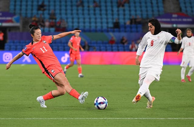 SOCCER ASIAN CUP SOUTH KOREA IRAN, Choe Yuri of Korea Republic (L) competes with Zahra Ghanbari of Islamic Republic of Iran during the AFC Women™s Asian Cup Group A match between South Korea and Iran at Robina Stadium on the Gold Coast, Monday, March 2, 2026. ( NO ARCHIVING, EDITORIAL USE ONLY GOLD COAST QUEENSLAND AUSTRALIA  Copyright: xDAVExHUNTx 20260302123971972184