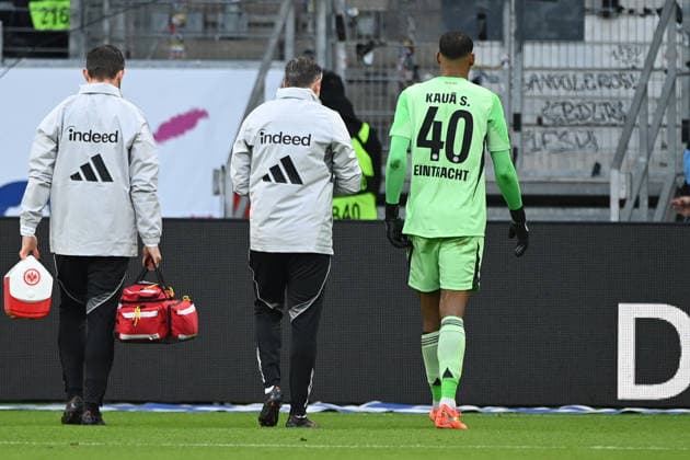 Torwart KAUA SANTOS (F) verletzt, Verletzung, , wird ausgewechselt Fussball 1. Bundesliga Saison 2025 2026, 24.Spieltag, Spieltag24, matchday24, Eintracht Frankfurt (F) - SC Freiburg (FR) 2-0 am 01.03.2026 Deutsche Bank Park Frankfurt. DFL regulations prohibit any use of photographs as image sequences and or quasi-video Â
