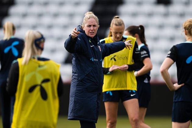 260302 Head coach Gemma Grainger of the Norwegian women™s national football team during a training session on March 2, 2026 in Vienna. Photo: Marius Simensen BILDBYRAN Cop 238 bbeng dam fifa women s world cup qualifier football fotball fotboll norge norway practice soccer training trening träning Copyright: MARIUSxSIMENSEN BB260302BB328