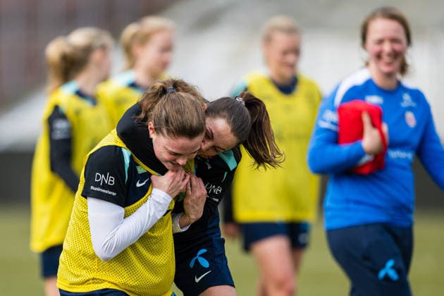 260302 Signe Gaupset and Tuva Hansen of the Norwegian women™s national football team during a training session on March 2, 2026 in Vienna. Photo: Marius Simensen BILDBYRAN Cop 238 bbeng dam fifa women s world cup qualifier football fotball fotboll norge norway practice soccer training trening träning Copyright: MARIUSxSIMENSEN BB260302BB330