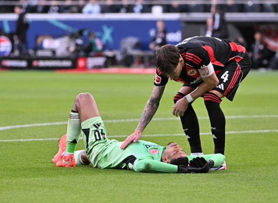 01.03.2026, xekx, Fussball 1.Bundesliga, Eintracht Frankfurt - SC Freiburg v.l. Kaua Santos (Eintracht Frankfurt), Robin Koch (Eintracht Frankfurt) verletzt, Verletzung, (DFL DFB REGULATIONS PROHIBIT ANY USE OF PHOTOGRAPHS as IMAGE SEQUENCES and or QUASI-VIDEO) Frankfurt am Main