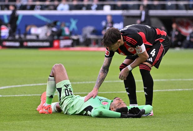 01.03.2026, xekx, Fussball 1.Bundesliga, Eintracht Frankfurt - SC Freiburg v.l. Kaua Santos (Eintracht Frankfurt), Robin Koch (Eintracht Frankfurt) verletzt, Verletzung, (DFL DFB REGULATIONS PROHIBIT ANY USE OF PHOTOGRAPHS as IMAGE SEQUENCES and or QUASI-VIDEO) Frankfurt am Main
