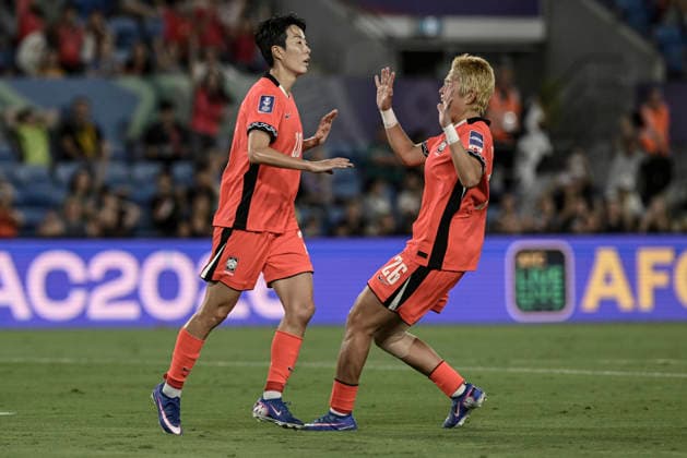 FuÃŸball, Frauen, Asien Cup, SÃ¼dkorea - Iran #4 2nd March 2026, Robina Stadium, Gold Coast, Queensland, Australia; AFC Women s Asian Cup, Iran versus South Korea; Kim Hye-ri of Korea Republic scores from the penalty spot to make it 2-0 in the 59th minute and celebrates with teammates  NigelxOwen