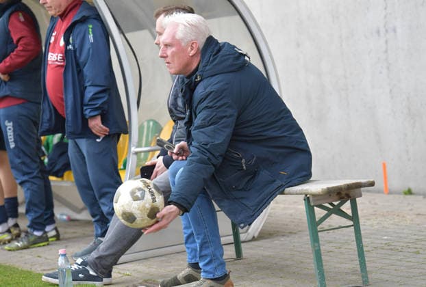 28.02.2026, GER, Fussball, Regionalliga West, Saison 2025 2026, 24. Spieltag, Häcker Wiehenstadion, Rödinghausen SV Rödinghausen - FC Gütersloh 0 : 1 Rob Reekers (Sportlicher Leiter FC Gütersloh), Aktion, Einzelbild, Quer, Mimik, Gestik *** 28 02 2026, GER, Soccer, Regionalliga West, Season 2025 2026, 24 Matchday, Häcker Wiehenstadion, Rödinghausen SV Rödinghausen FC Gütersloh 0 1 Rob Reekers Sporting Director FC Gütersloh , Action, Single image, Landscape, Facial expression, Gestures