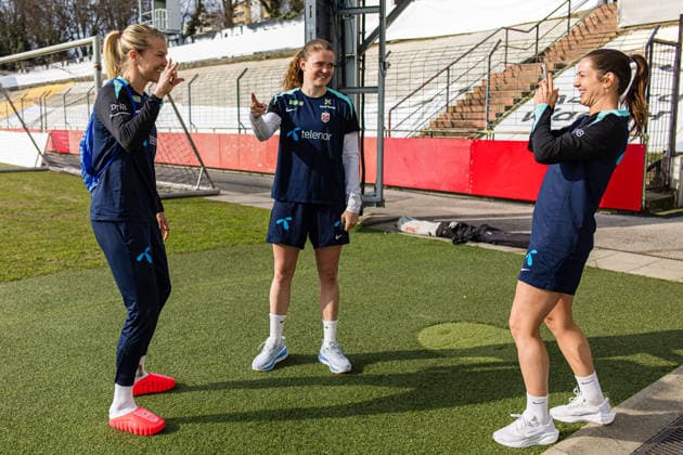 260302 Ada Hegerberg, Signe Gaupset and Tuva Hansen of the Norwegian women™s national football team during a training session on March 2, 2026 in Vienna. Photo: Marius Simensen BILDBYRAN Cop 238 bbeng dam fifa women s world cup qualifier football fotball fotboll norge norway practice soccer training trening träning Copyright: MARIUSxSIMENSEN BB260302BB360