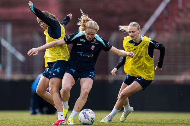 260302 Guro Reiten and Julie Blakstad of the Norwegian women™s national football team during a training session on March 2, 2026 in Vienna. Photo: Marius Simensen BILDBYRAN Cop 238 bbeng dam fifa women s world cup qualifier football fotball fotboll norge norway practice soccer training trening träning Copyright: MARIUSxSIMENSEN BB260302BB369