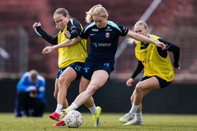 260302 Guro Reiten and Julie Blakstad of the Norwegian women™s national football team during a training session on March 2, 2026 in Vienna. Photo: Marius Simensen BILDBYRAN Cop 238 bbeng dam fifa women s world cup qualifier football fotball fotboll norge norway practice soccer training trening träning Copyright: MARIUSxSIMENSEN BB260302BB370