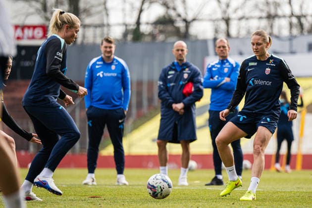 260302 Guro Bergsvand and Lisa Naalsund of the Norwegian women™s national football team during a training session on March 2, 2026 in Vienna. Photo: Marius Simensen BILDBYRAN Cop 238 bbeng dam fifa women s world cup qualifier football fotball fotboll norge norway practice soccer training trening träning Copyright: MARIUSxSIMENSEN BB260302BB394