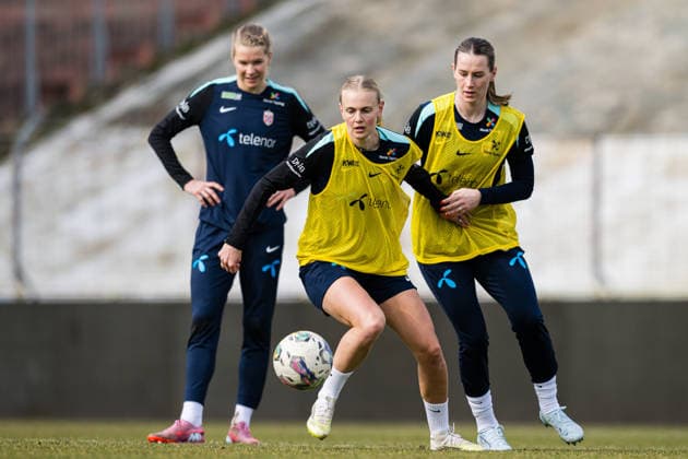 260302 Karina Saevik and Elisabeth Terland of the Norwegian women™s national football team during a training session on March 2, 2026 in Vienna. Photo: Marius Simensen BILDBYRAN Cop 238 bbeng dam fifa women s world cup qualifier football fotball fotboll norge norway practice soccer training trening träning Copyright: MARIUSxSIMENSEN BB260302BB396