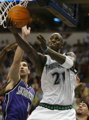 Kevin Garnett heads to the basket with Peja Stojakovic defending in game five of the second round of the NBA, Basketball Herren, USA Western Conference playoffs between the Sacramento Kings and the Minnesota Timberwolves Friday, May 14, 2004 at the Target Center in Minneapolis, Minnesota. photograph by sacbee online Copyright: xSacramentoxBeex