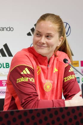 02.03.2026, xgrfx, Fussball WM Qualifikation , Deutschland Frauen - Pressekonferenz, Abschlusstraining v.l. Sjoeke Nüsken (Deutsche Frauennationalmannschaft) (DFL DFB REGULATIONS PROHIBIT ANY USE OF PHOTOGRAPHS as IMAGE SEQUENCES and or QUASI-VIDEO) Dresden