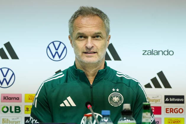 Dresden, Deutschland 02. März 2026: Vorbereitung auf das Frauen WM-Qualifikationsspiel Deutschland vs. Slowenien - Abschlusspressekonferenz in Dresden Im Bild: Bundestrainer Christian Wück Wueck (Deutschland) bei der Abschlusspressekonferenz in Dresden Copyright: HMBxMedia MadeleinexFantini