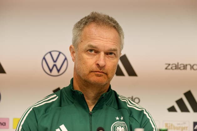 Dresden, Deutschland 02. März 2026: Vorbereitung auf das Frauen WM-Qualifikationsspiel Deutschland vs. Slowenien - Abschlusspressekonferenz in Dresden Im Bild: Bundestrainer Christian Wück Wueck (Deutschland) bei der Abschlusspressekonferenz in Dresden Copyright: HMBxMedia MadeleinexFantini