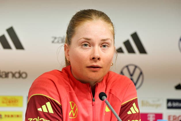 Dresden, Deutschland 02. März 2026: Vorbereitung auf das Frauen WM-Qualifikationsspiel Deutschland vs. Slowenien - Abschlusspressekonferenz in Dresden Im Bild: Sjoeke Nüsken Nuesken (Deutschland) bei der Abschlusspressekonferenz in Dresden Copyright: HMBxMedia MadeleinexFantini