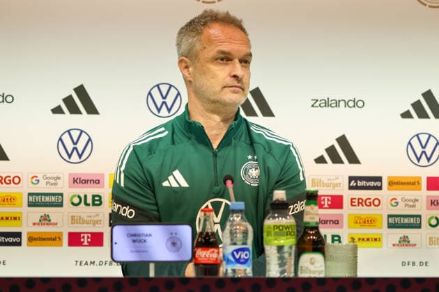 Dresden, Deutschland 02. März 2026: Vorbereitung auf das Frauen WM-Qualifikationsspiel Deutschland vs. Slowenien - Abschlusspressekonferenz in Dresden Im Bild: Bundestrainer Christian Wück Wueck (Deutschland) bei der Abschlusspressekonferenz in Dresden Copyright: HMBxMedia MadeleinexFantini