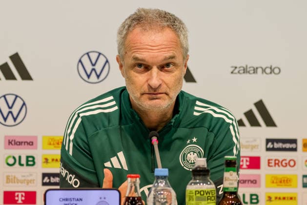 Dresden, Deutschland 02. März 2026: Vorbereitung auf das Frauen WM-Qualifikationsspiel Deutschland vs. Slowenien - Abschlusspressekonferenz in Dresden Im Bild: Bundestrainer Christian Wück Wueck (Deutschland) bei der Abschlusspressekonferenz in Dresden Copyright: HMBxMedia MadeleinexFantini