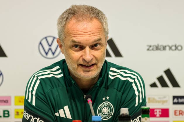 Dresden, Deutschland 02. März 2026: Vorbereitung auf das Frauen WM-Qualifikationsspiel Deutschland vs. Slowenien - Abschlusspressekonferenz in Dresden Im Bild: Bundestrainer Christian Wück Wueck (Deutschland) bei der Abschlusspressekonferenz in Dresden Copyright: HMBxMedia MadeleinexFantini