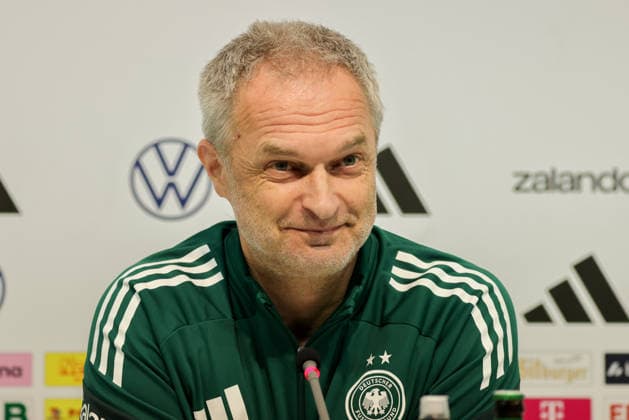 Dresden, Deutschland 02. März 2026: Vorbereitung auf das Frauen WM-Qualifikationsspiel Deutschland vs. Slowenien - Abschlusspressekonferenz in Dresden Im Bild: Bundestrainer Christian Wück Wueck (Deutschland) bei der Abschlusspressekonferenz in Dresden Copyright: HMBxMedia MadeleinexFantini