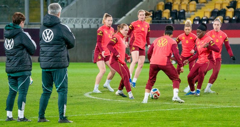 2.3..2026, Fußball, GER, Frauen, WM-Qualifikation, Deutschland - Slowenien, Trainer Christian Wück (2. v.li.) beobachtet die Fußballerinnen der deutschen Nationalmannschaft beim Abschlusstraining. Dresden Rudolf-Harbig-Stadion Sachsen Deutschland