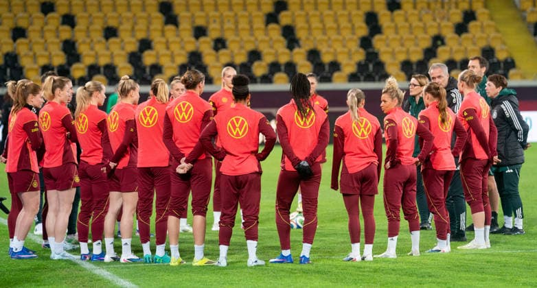 2.3..2026, Fußball, GER, Frauen, WM-Qualifikation, Deutschland - Slowenien, Trainer Christian Wück (4.v.re.) hält vor den Fußballerinnen der deutschen Nationalmannschaft beim Abschlusstraining eine Ansprache. Dresden Rudolf-Harbig-Stadion Sachsen Deutschland