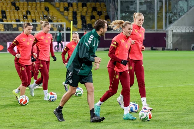 02.03.2026, xgrfx, Fussball WM Qualifikation , Deutschland Frauen - Pressekonferenz, Abschlusstraining v.l. Larissa Mühlhaus, Rebecca Knaak, Laura Freigang, Camilla Küver (Deutsche Frauennationalmannschaft) (DFL DFB REGULATIONS PROHIBIT ANY USE OF PHOTOGRAPHS as IMAGE SEQUENCES and or QUASI-VIDEO) Dresden