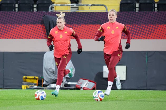02.03.2026, xgrfx, Fussball WM Qualifikation , Deutschland Frauen - Pressekonferenz, Abschlusstraining v.l. Laura Freigang, Rebecca Knaak (Deutsche Frauennationalmannschaft) (DFL DFB REGULATIONS PROHIBIT ANY USE OF PHOTOGRAPHS as IMAGE SEQUENCES and or QUASI-VIDEO) Dresden