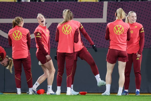 02.03.2026, xgrfx, Fussball WM Qualifikation , Deutschland Frauen - Pressekonferenz, Abschlusstraining v.l. Lisanne Gräwe, Giulia Gwinn, Vivien Endemann, Sarai Linder, Franziska Kett (Deutsche Frauennationalmannschaft) (DFL DFB REGULATIONS PROHIBIT ANY USE OF PHOTOGRAPHS as IMAGE SEQUENCES and or QUASI-VIDEO) Dresden