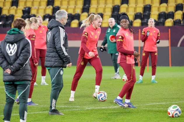 02.03.2026, xgrfx, Fussball WM Qualifikation , Deutschland Frauen - Pressekonferenz, Abschlusstraining v.l. Christian Wück, Camilla Küver, Nicole Anyomi (Deutsche Frauennationalmannschaft) (DFL DFB REGULATIONS PROHIBIT ANY USE OF PHOTOGRAPHS as IMAGE SEQUENCES and or QUASI-VIDEO) Dresden