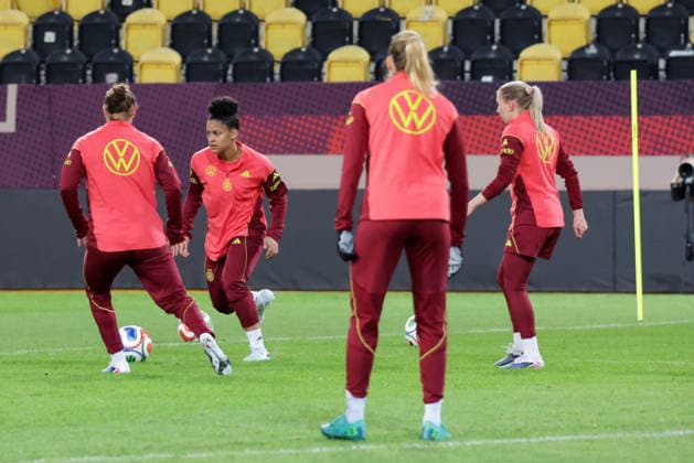 02.03.2026, xgrfx, Fussball WM Qualifikation , Deutschland Frauen - Pressekonferenz, Abschlusstraining v.l. Shekiera Martinez (Deutsche Frauennationalmannschaft) (DFL DFB REGULATIONS PROHIBIT ANY USE OF PHOTOGRAPHS as IMAGE SEQUENCES and or QUASI-VIDEO) Dresden
